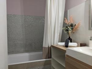 La salle de bains est pourvue d'une baignoire et d'un lavabo. dans l'établissement Manoir 4 étoiles - 2 chambres, proche lac, à Annecy