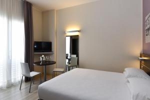 Televízia a/alebo spoločenská miestnosť v ubytovaní Hotel Vienna