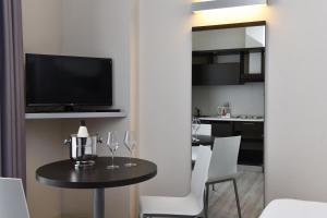 Kuchyňa alebo kuchynka v ubytovaní Hotel Vienna