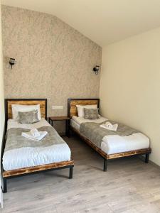 - deux lits dans une chambre avec deux couvre-lits dans l'établissement WaterFall Hotel, à Erevan