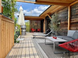 un patio al aire libre con mesa y sombrilla en My Tiny Moos - Exklusiver Urlaub im Tiny House, en Annenheim