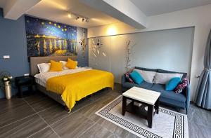 1 dormitorio con 1 cama y 1 sofá en Kenting - Rest In Your Relax Time en Hengchun Old Town