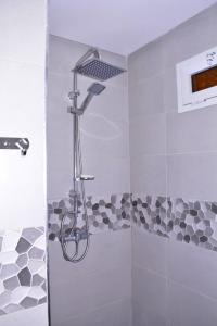 y baño con ducha con cabezal de ducha. en Chez zoubida, en Meknès