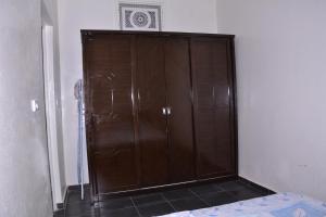 Un armario de madera con un ventilador encima. en Chez zoubida, en Meknès