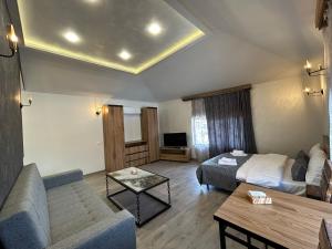 une chambre d'hôtel avec un lit et un canapé dans l'établissement WaterFall Hotel, à Erevan