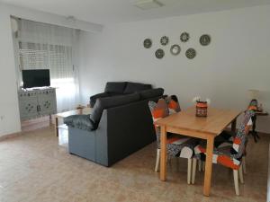 - un salon avec un canapé et une table dans l'établissement La Estrella de Alicante, à Alicante