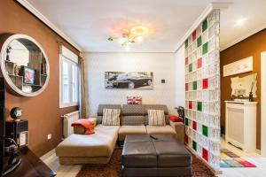 a living room with a couch and a table at Pop Gallery in León