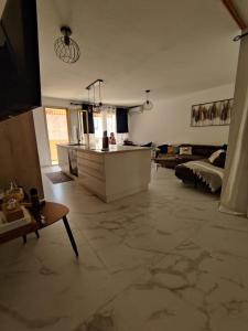 sala de estar amplia con cocina y sofá en En exclusivité T3 à 2 pas des plages de St Raphael, en Saint-Raphaël