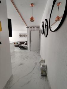 Zimmer mit weißem Marmorboden und einem Spiegel in der Unterkunft En exclusivité T3 à 2 pas des plages de St Raphael in Saint-Raphaël