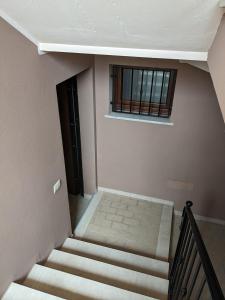 ドームス・デ・マリーアにあるSeminterrato Egidioの窓とドアのある部屋の階段