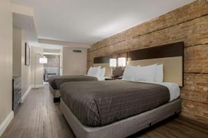 - 2 lits dans une chambre d'hôtel dotée d'un mur en briques dans l'établissement Best Western Plus St. Christopher Hotel, à La Nouvelle-Orléans