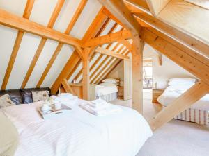 um quarto com uma grande cama branca num sótão em Admergill Lodge em Barrowford