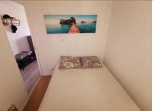 Llit o llits en una habitació de Un séjour pour admirer les bateaux, à Port Leucate