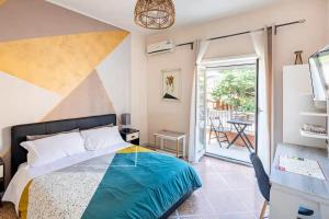 een slaapkamer met een bed en een balkon bij Bed and Breakfast Zoe in Rome