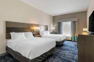 Postel nebo postele na pokoji v ubytování Comfort Inn & Suites