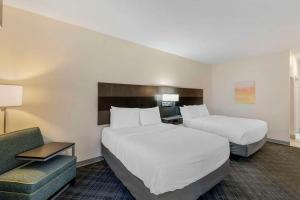 Postel nebo postele na pokoji v ubytování Comfort Inn & Suites