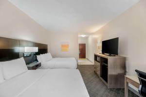 Postel nebo postele na pokoji v ubytování Comfort Inn & Suites