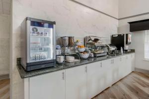 Kuchyň nebo kuchyňský kout v ubytování Comfort Inn & Suites