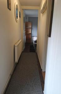 un couloir avec une chambre avec une porte et un hallwayngth dans l'établissement Minilägenhet, à Göteborg
