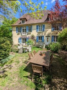 a table and chairs in front of a house at Sous le Chateau in Jumilhac-le-Grand