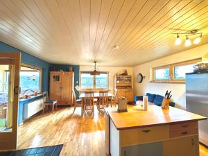 una cucina e un soggiorno con cucina e sala da pranzo di Wie im Himmel a Hatzfeld