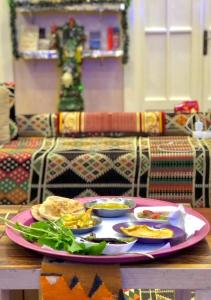 una mesa con un plato de comida en una mesa en Miami Hotel, en El Cairo