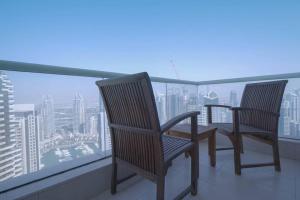 2 stoelen op een balkon met uitzicht op de stad bij StoneTree - Botanica Tower 1 BR - Close to Beach in Dubai