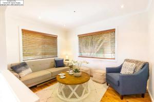 Port Stephens Home walk to the Beach and Town Centre的休息区
