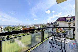 Splendido Apartment DesenzanoLoft Official Partner Homes & Villas by Marriott Bonvoy في ديسينسانو ديل غاردا: شرفة مع طاولة وإطلالة على الماء +42 صورة