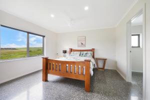 1 dormitorio con cama y ventana grande en Otway Coastal Villas, 1 Bedroom villa. en Princetown