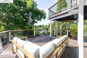 Port Stephens Home walk to the Beach and Town Centre的阳台或露台