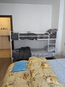 ein Schlafzimmer mit zwei Etagenbetten und einem Bett in der Unterkunft Appartamento a 100 metri da Piazza della Repubblica Aria condizionata in Aosta