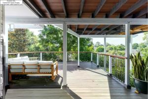Port Stephens Home walk to the Beach and Town Centre的阳台或露台