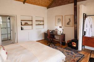 a bedroom with a bed and a desk and a chair at Stanford Valley Country Lodge in Stanford