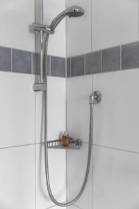 La salle de bains est pourvue d'une douche avec un pommeau de douche. dans l'établissement Apartment / Ferienwohnungen Christ, à Rothenburg ob der Tauber