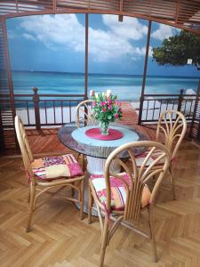 グディニャにあるApartment Amber 127m2 + terraceの海を望むパティオ(テーブル、椅子付)