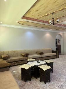 مساكن الماجد في مكة المكرمة: غرفة معيشة فيها أريكة وطاولات