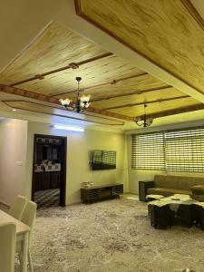 مساكن الماجد في مكة المكرمة: غرفة معيشة مع أريكة وطاولة