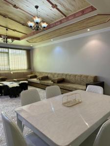 مساكن الماجد في مكة المكرمة: غرفة مع طاولة وكراسي وأريكة