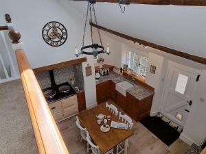 uma vista superior de uma cozinha com uma mesa em Karslake Cottage em Winsford