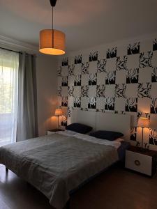 ein Schlafzimmer mit einem Bett und eine Wand mit Katzen darauf in der Unterkunft PARKOVY apart in Truskawez