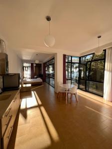 Il comprend une cuisine et un salon avec une table et des chaises. dans l'établissement Aparthotel Majak Shekvetili, à Shekvetili
