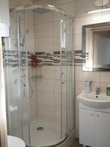a bathroom with a shower and a sink at Domek na wyłączność LAWENDA in Jezierzany