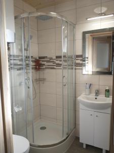 a bathroom with a shower and a sink at Domek na wyłączność LAWENDA in Jezierzany