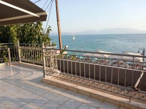 balcón con vistas al océano en Διαμέρισμα Παραλία Μενιδίου, en Menídion