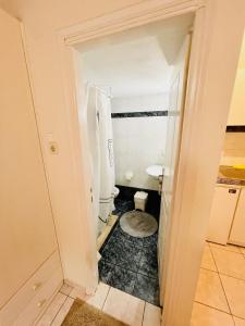 uma pequena casa de banho com WC num quarto em Teo's 2 persons Studio Deluxe B2 em Patra