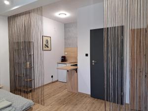 a bedroom with a bed and a desk in a room at Mieszkanko ukryte w lesie, 10 min od starego miasta in Gdańsk