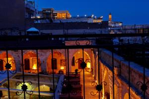 Blick auf ein Gebäude in der Nacht mit Lichtern in der Unterkunft AĞAOĞLU HAN OTEL in Mardin