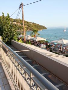 einen Balkon mit Blick auf den Strand und das Meer in der Unterkunft Διαμέρισμα Παραλία Μενιδίου in Menídion