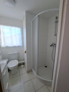 bagno bianco con doccia e servizi igienici di Studio calme Brest hyper centre a Brest